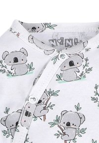 Biała odzież z nadrukiem koali, w jasnoszarych i zielonych kolorach. Zapięcia na napy przy dekolcie. Miękka bawełniana tkanina.