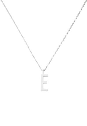Collier en argent avec un pendentif en forme de lettre "E" géométrique sur une chaîne fine, présentant une finition lisse et mate. Design simple et moderne.
