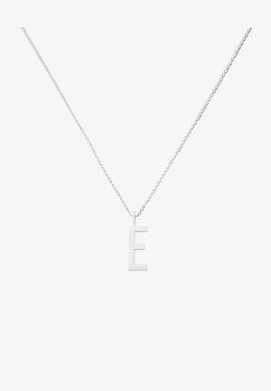 Collier en argent avec un pendentif en forme de lettre "E" géométrique sur une chaîne fine, présentant une finition lisse et mate. Design simple et moderne.