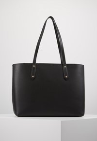 Musta nahkainen olkalaukku, jossa on kupruinen pinta, kaksi pitkää hihnaa, kullanväriset metalliosat ja jämäkkä suorakaiteen muotoinen rakenne.