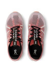 Rote und graue Sportschuhe mit einem Obermaterial aus Mesh, schwarzen Schnürsenkeln und weißen Akzenten. Verfügt über eine auffällige Markenkennzeichnung auf der Zunge und ein weiches Innenfutter.