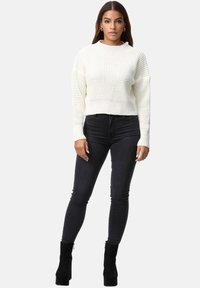 Elara Stickad tröja - weiss