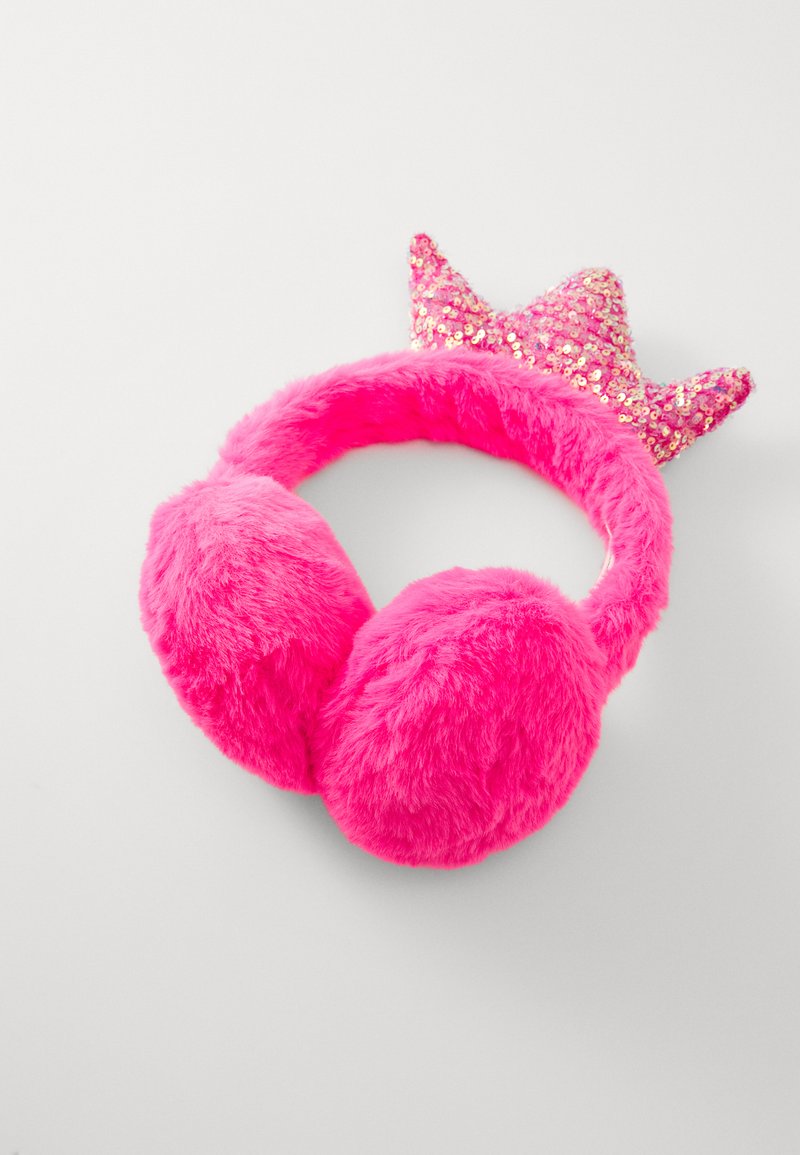 Des écouteurs roses duveteux avec des coussins ronds et moelleux, ornés d'un accent en forme de couronne scintillante sur le dessus, présentant des sequins de différentes couleurs pastel.