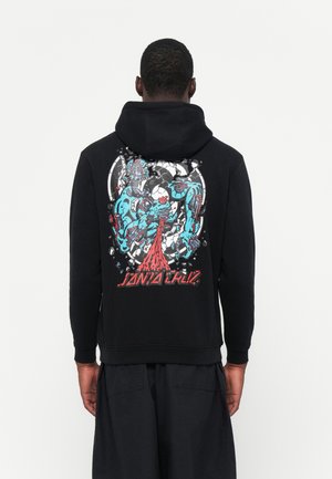 Zwarte hoodie met een kleurrafisch op de achterkant, die een dynamische scène toont met blauwe figuren en een rode accent, tegen een witte cirkelvormige achtergrond.