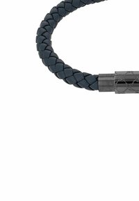 Pulsera de cuero trenzado negro con un cierre metálico. El cierre presenta un patrón grabado, que añade contraste a la suave textura del cuero.
