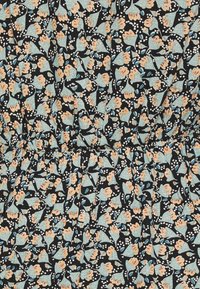 Tissu noir avec un petit motif floral bleu clair et pêche, et des fronces créant des plis texturés.