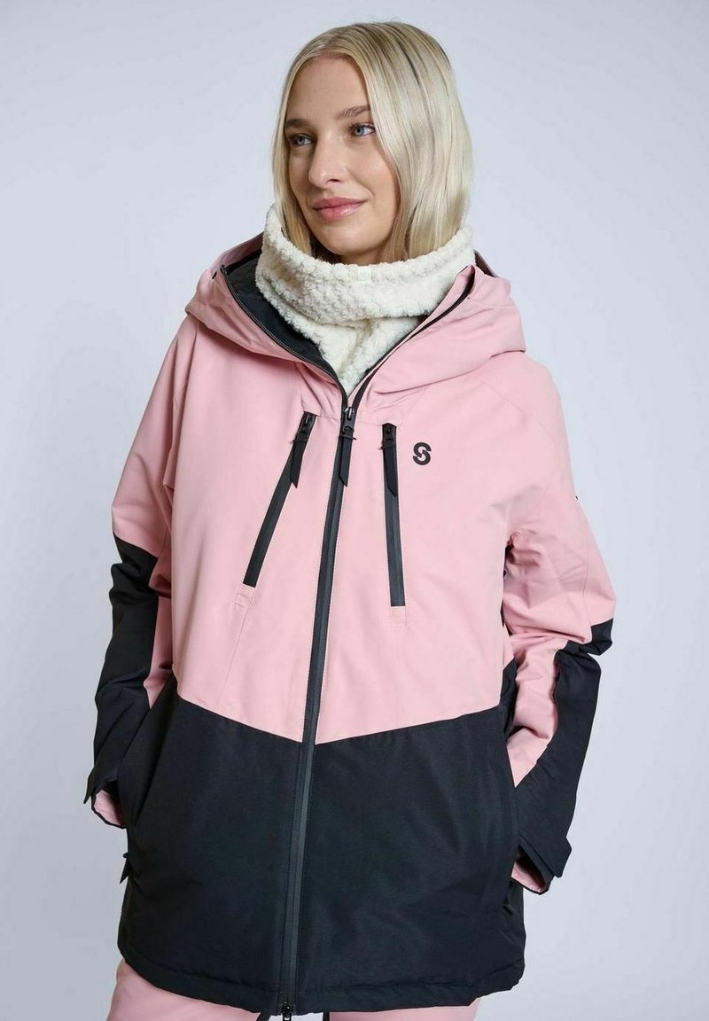 Lyserød og sort vandtæt jakke med hætte, udstyret med lynlåslukning, to forreste lommer og tekstureret stof nær kraven.