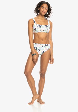Bloemenbikini set bestaande uit een top met vierkante halslijn en klassieke onderkant, in pastelkleuren met donkere bloemaccenten. Gemaakt van rekbaar materiaal.