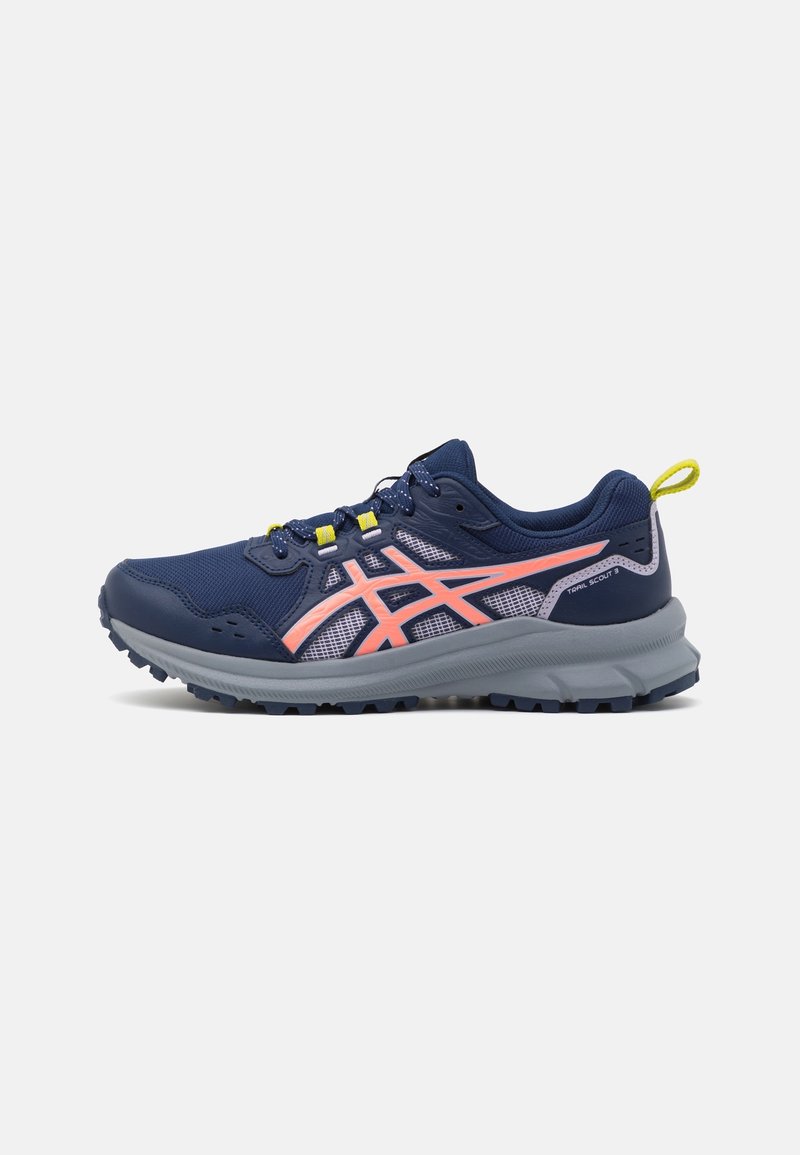 Chaussure de trail bleu marine avec semelle grise, rayures de logo roses, passants de lacets jaunes et semelle extérieure texturée pour une utilisation en extérieur.