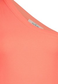 Koraalrood geribbeld tanktop met een brede ronde hals. Het materiaal is rekbaar en heeft een textuur met subtiele horizontale lijnen.