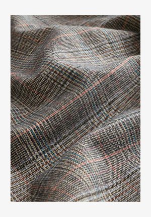 Austs audums ar šķērsgriezuma rakstu pelēkā, brūnā krāsā, ar zilām un sarkanām niansēm. Tekstūrēta virsma ar mīkstu, karājīgā izskata.