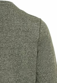 Grå tekstureret sweater med rund hals og en let løs pasform, der har et strikket stof for komfort og varme.