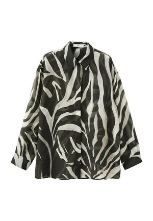 Čierno-biela košeľa s dlhým rukávom na gombíky s abstraktným zebra podobným pruhovaným vzorom a špicatým golierom, zobrazená naplocho.