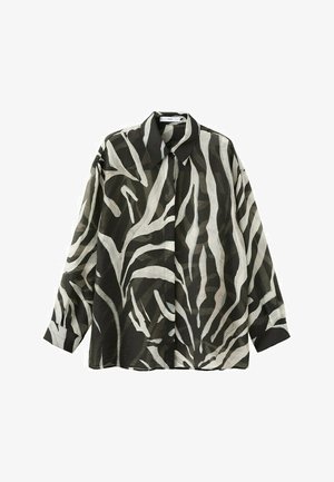 Černobílá košile s dlouhým rukávem na knoflíky s abstraktním zebrovým pruhovaným vzorem a špičatým límečkem, zobrazena naplocho.