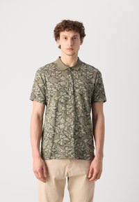 Kurzarm-Polohemd in Olivgrün mit schwarzen Blumenmustern; verfügt über einen kragenförmigen Ausschnitt und eine Zwei-Knopf-Leiste. Stoff aus Baumwollmix.