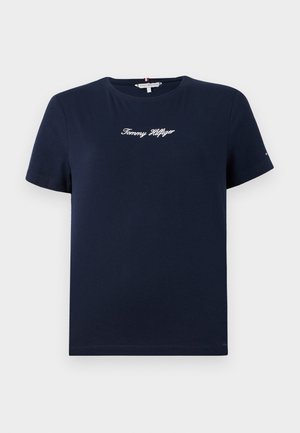 Marinblå bomullströja med korta ärmar och rundad halsringning. Har en vit broderad "Tommy Hilfiger"-logga på bröstet. Enkel design, avslappnad passform.