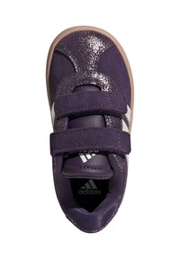 Zapatilla deportiva morada con una parte superior brillante, correas de velcro, cuello acolchado y suela de goma. Presenta acentos blancos y el logo "adidas".