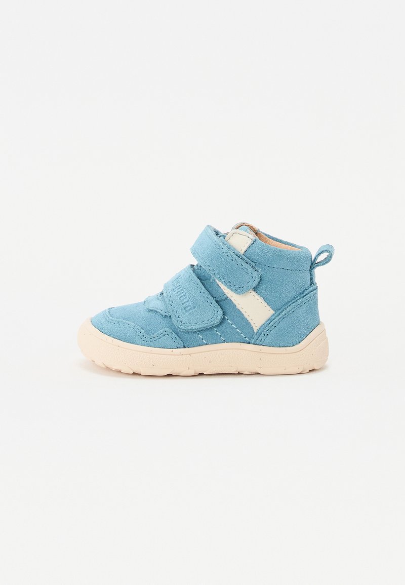 Sneaker înalt din suede albastru, cu talpă de cauciuc bej, având două curele Velcro și o buclă în spate pentru o fixare ușoară.