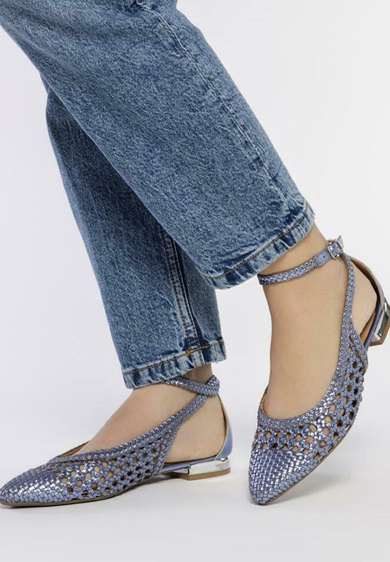 Alpargatas tejidas de color azul claro con diseño de punta abierta, tira en el tobillo y pequeño tacón metálico; patrones intrincados crean una textura transpirable.