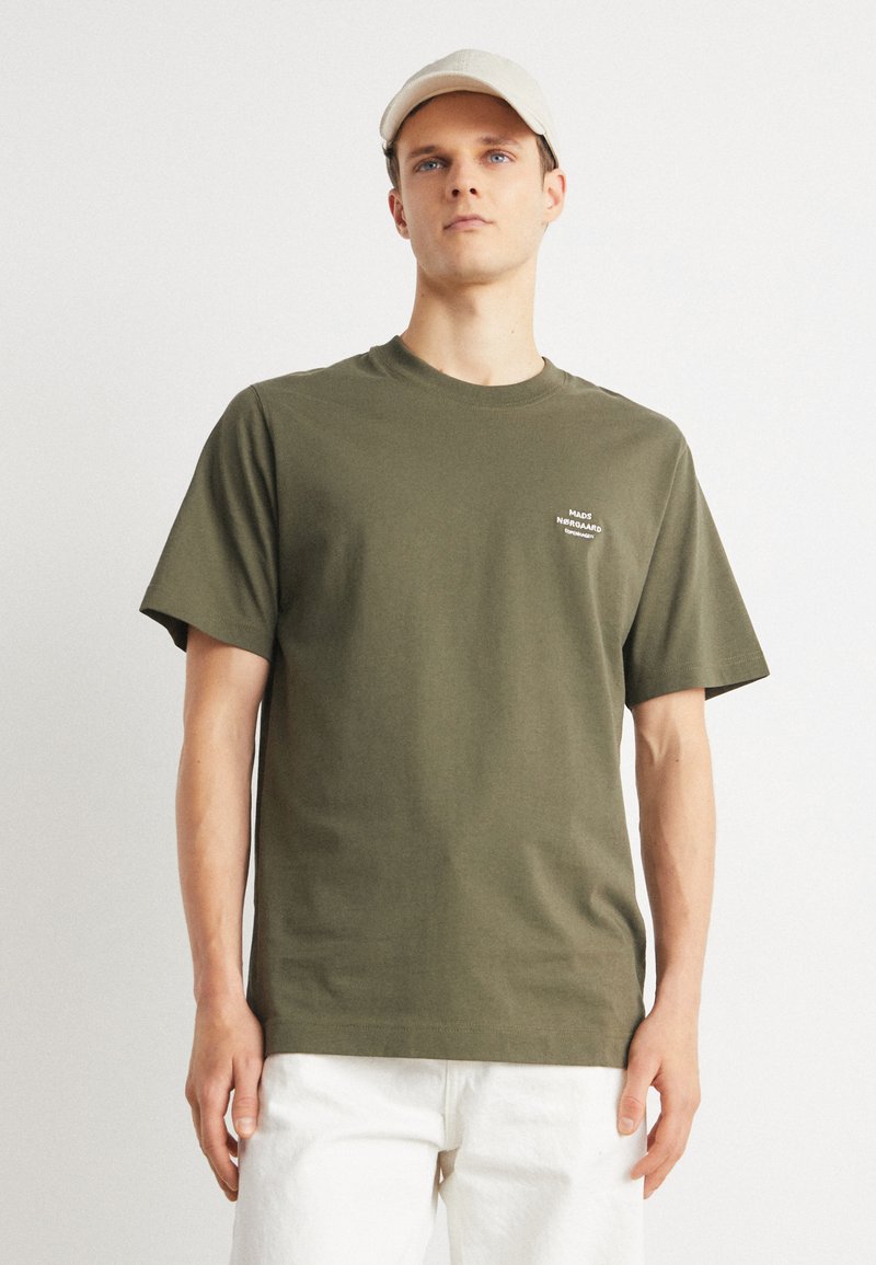 Mads Nørgaard - FRODE LOGO TEE - T-shirt basique - olive night, Agrandir