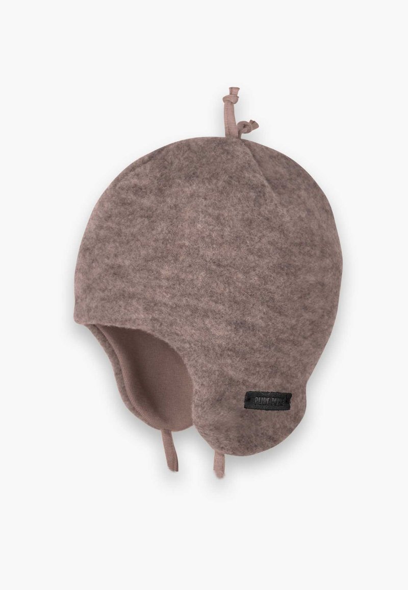 Bonnet en laine feutrée pour bébé dans des teintes de rose-brun muted, avec des rabats pour les oreilles, des cordons et un patch logo. Texture douce avec une forme arrondie et un ajustement confortable.