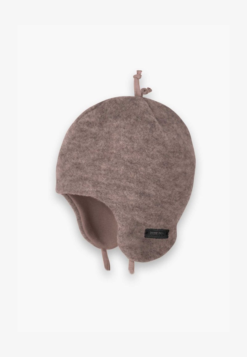 Filcēta vilnas bērnu cepure bēšīgi rozā krāsā, ar ausu kabatām, saitēm un logotipa uzšuvumu. Mīksta tekstūra ar noapaļotu formu un ciešu piegulšanu.