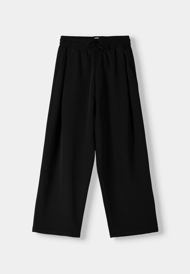 Czarne szerokie spodnie wykonane z lekkiego materiału. Posiadają elastyczny pas z troczkiem i boczne kieszenie.