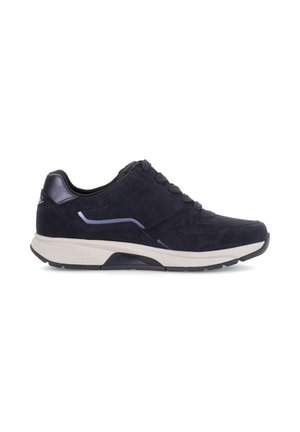 Marineblauer Sportsneaker mit schwarzen Schnürsenkeln, hellgrauer gepolsterter Sohle und dezentem hellblauen Akzent an der Seite, im Profil abgebildet.