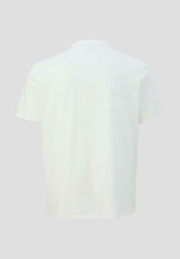 Weißes Baumwoll-T-Shirt mit rundem Ausschnitt und kurzen Ärmeln. Glatte Textur, schlichtes Design und lockere Passform. Keine sichtbaren Logos oder Muster.