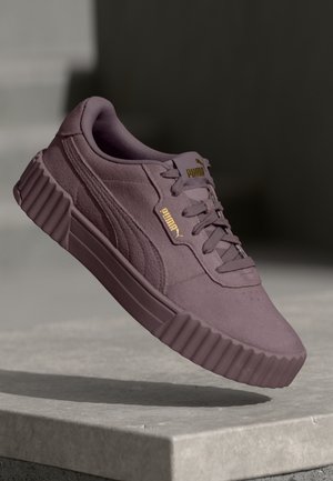 Sneaker in suede viola con suola a coste, dettagli in oro e pannelli testurizzati. Caratterizzato da un design con lacci e punta arrotondata.