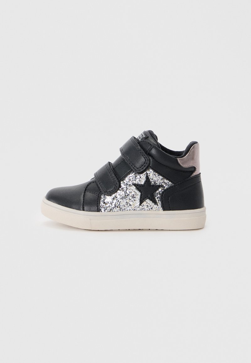 Svarte lær høyhælte sneakers med sølvglitrende stjernemønster, har to borrelåser og en beige gummisåle. Glatte og teksturerte materialer.