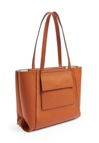 Sac fourre-tout en cuir de couleur beige, avec deux poignées, un design structuré, une poche avant unique et des détails de couture minimalistes. Texture lisse.