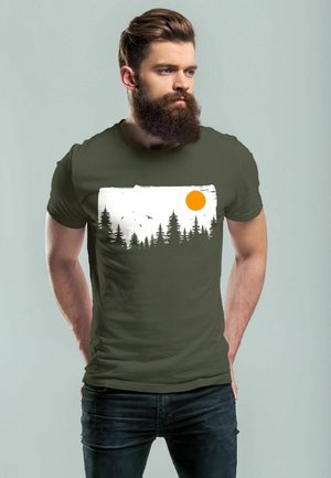 HERREN T-SHIRT WALD BÄUME OUTDOOR ADVENTURE ABENTEUER NATUR-LIEBHABER FASHION STREETSTYLE NEVERLESS® - T-Shirt print - army
