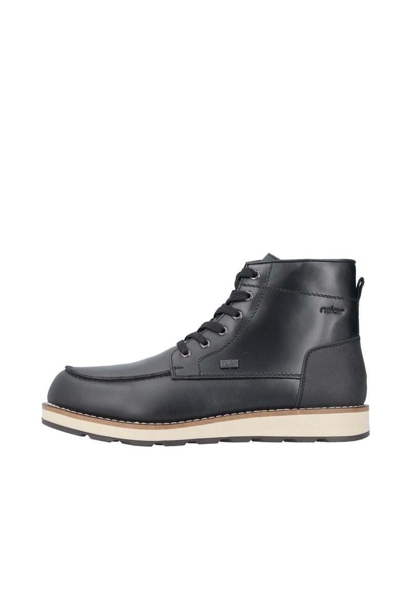 Bottine en cuir noir à bout arrondi, surface texturée, design à lacets, semelle crème et détail de marque subtil sur le côté.