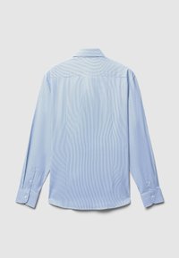 Hellblaues Langarmhemd mit kleinem Karomuster, klassischem Kragen, Einfachmanschetten und glatter, gewebter Textur.