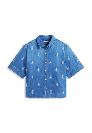 Blauw denim overhemd met korte mouwen, knoopsluiting en geborduurde ronde wapenschilden met kroontjes, gelijkmatig verdeeld over de stof.