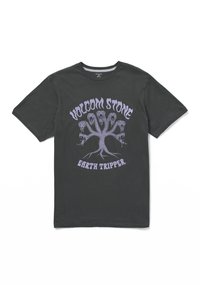 Musta puuvillapaita, jossa on violetti kuvitus kuusipäisestä käärmeestä ja "VOLCOM STONE EARTH TRIPPER" -teksti ylhäällä ja alhaalla.