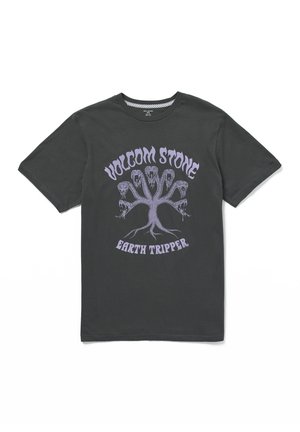 T-shirt noir en coton avec un graphisme violet représentant un design de serpent à six têtes, avec le texte "VOLCOM STONE EARTH TRIPPER" au-dessus et en dessous.