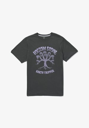 Schwarzes Baumwoll-T-Shirt mit einem lila Grafikdesign eines sechs-köpfigen Schlangenmusters, mit dem Text "VOLCOM STONE EARTH TRIPPER" darüber und darunter.