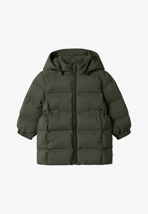 Doudoune vert olive avec capuche, présentant des poignets élastiques, une fermeture éclair sur le devant et une taille cintrée pour une meilleure silhouette. Texture lisse et matelassée.