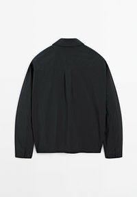 Sort langærmet skjorte med krave, knapmanchetter og en rygsyd med en midterfold, lavet af et glat stof.