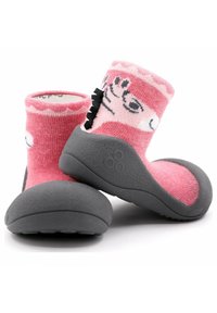 Calzado infantil en tonos rosa y gris, con una suela de goma texturizada y un upper de calcetín de punto corto que presenta un diseño de personaje divertido y detalles decorativos.