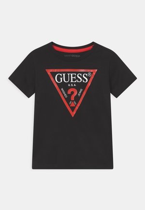 Sort bomulds t-shirt med et rødt trekantgrafik, der indeholder "GUESS U.S.A." og et spørgsmålstegn. Korte ærmer, rund halsudskæring.
