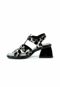 Czarno-białe sandały w wzór panterki z połyskującym wykończeniem, otwarte z przodu, z trzema elastycznymi paskami. Posiadają geometryczny, czarny blokowy obcas.