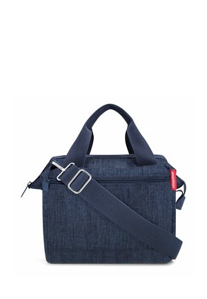 Kompakte Schultertasche aus marineblauem Stoff mit zwei Griffen, verstellbarem Schultergurt, Frontreißverschlusstasche und rotem Markenzeichen an der Seite.