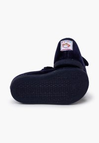 Zapatillas infantiles de color azul marino, fabricadas en un tejido suave, con punta redonda, tira de velcro y suela de goma con un patrón texturizado.