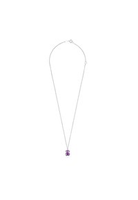 Collar de plata con una delicada cadena y un pequeño colgante de gema púrpura en forma de mariposa. Presenta un cierre seguro.