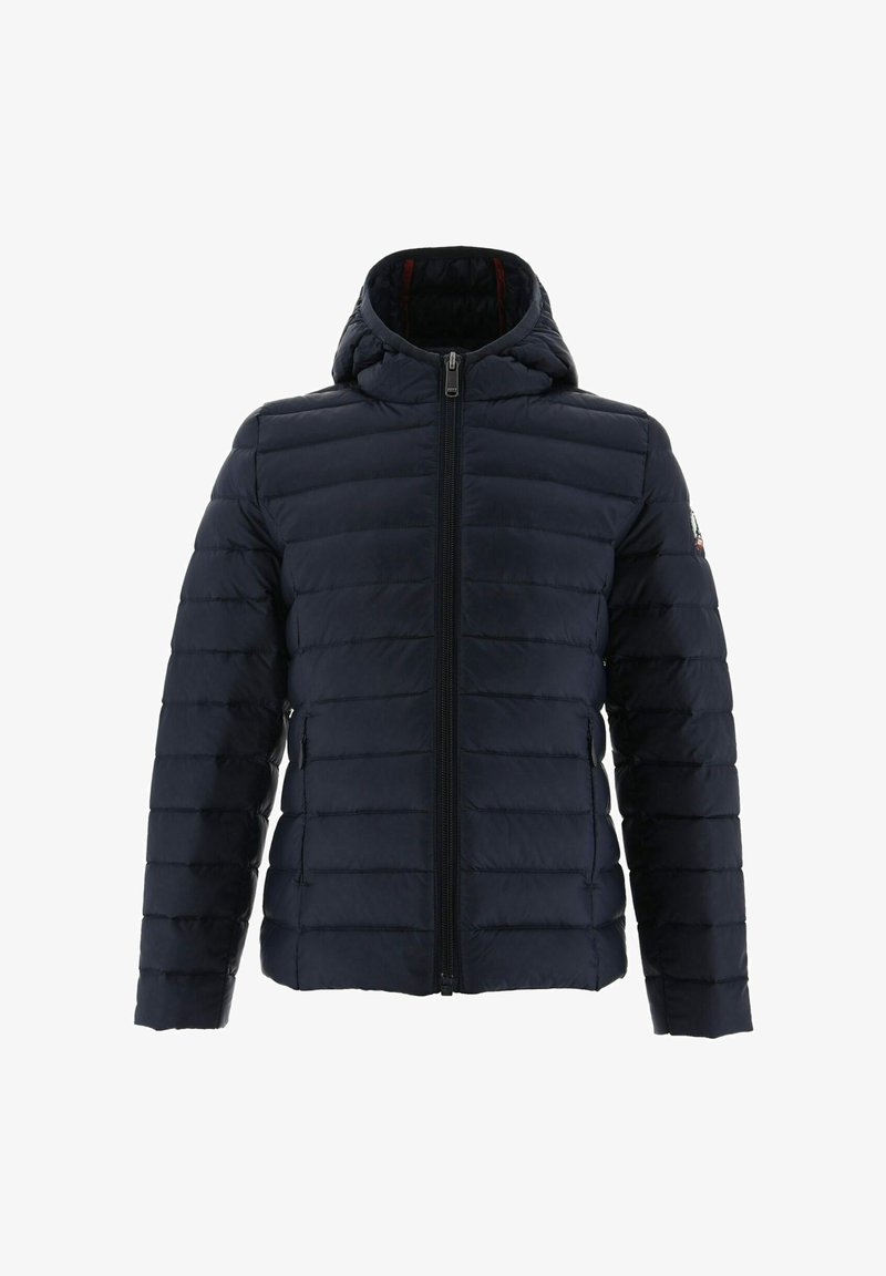 Veste matelassée bleu marine avec capuche, fermeture éclair à l'avant, poches latérales et écusson logo sur la manche gauche.