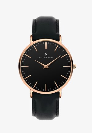 Montre noire avec un boîtier doré, des marqueurs d'heure fins et deux aiguilles centrales. Équipée d'un bracelet en cuir noir. Logo de la marque affiché sur le cadran.