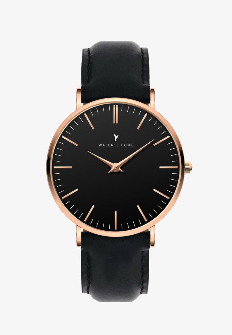 Montre noire avec un boîtier doré, des marqueurs d'heure fins et deux aiguilles centrales. Équipée d'un bracelet en cuir noir. Logo de la marque affiché sur le cadran.